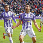 Mata, eufórico tras marcar el gol del triunfo del Valladolid, mientras Toni Martínez se acerca para celebrarlo con él.-J. M. LOSTAU