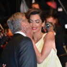 George Clooney besa a su esposa, Amal.-AFP / LOIC VENANCE
