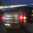 Un coche accede a la zona acordonada por la Guardia Civil.-EUROPA PRESS