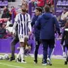 Joaquín abandona lesionado el campo durante el partido contra el mallortcaa, en el José Zorrilla.-PABLO REQUEJO