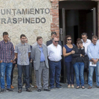 Familiares, compañeros y miembros de la corporación de Traspinedo guardan un minutos de silencio.-Pablo Requejo