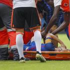 Iniesta abandona en camilla Mestalla tras sufrir una lesión en la rodilla derecha.-MIGUEL LORENZO