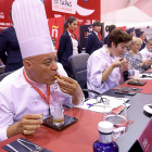 Momento en el que el chef Mohamed Fedal prueba una de las tapas participantes en el Consurso Nacional.-J. M. LOSTAU