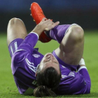 Bale se duele sobre el césped del José Alvalade tras lesionarse en el tobillo derecho.-AP / ARMANDO FRANCA