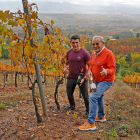 José Luis Prada Méndez y su hijo Manuel Prada Bonet, en el mismo escenario, separados por unos cuantos ciclos vegetativos en la viña de Canedo.
