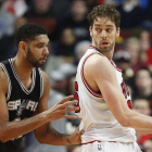 Pau Gasol, marcado por Tim Duncan.-Foto: EFE / KAMIL KRZACZYNSKI