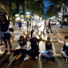 Manifestantes bloquean una calle durante la segunda jornad ade protestas en Charlotte, este miércoles.-AP / JEFF SINER