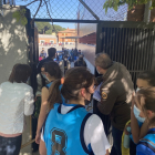 Deportistas de Juegos Escolares entran con mascarilla a una instalación deportiva al que no pueden acceder los padres. / G. VELASCO
