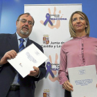 La consejera de Familia e Igualdad de Oportunidades, Alicia García, con el titular de Educación, Fernando Rey.-ICAL