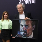 El actor José Coronado posa con su retrato, realizado por la artista vallisoletana Laura Serrano.- EM
