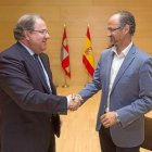 Herrera y Fuentes estrechan la mano, tras el pacto.-Pablo Requejo