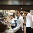 El chef Marcos del Valle, jefe de cocina junto a su equipo en el restaurante El Mesón de Gonzalo.-ENRIQUE CARRASCAL