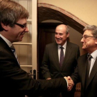 Carles Puigdemont saluda a Enric Millo.-RUBEN MORENO