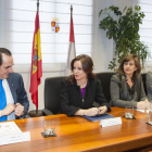 La consejera de Agricultura y Ganadería, Silvia Clemente, y la viceconsejera de Política Económica, Empresa y Empleo, Begoña Hernández, asisten a la firma de un programa de apoyo financiero urgente para empresas, pymes y autónomos proveedores de Campofrío-Ical