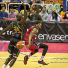 Wade-Chatman asiste de espaldas para evitar el tapón de Kasse-MIGUEL ÁNGEL SANTOS