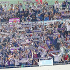 Seguidores blanquivioleta apoyan a su equipo en la grada del Wanda, último desplazamiento del Real Valladolid.-PHOTO-DEPORTE