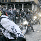 Cientos de espectadores observan la entrada de aficionados a las dos ruedas en la Plaza Mayor de Tordesillas, durante una anterior edición de ‘Motauros’.-Santiago