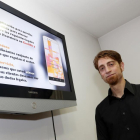 El director ejecutivo de la empresa Nubedocs, Francisco García, presenta la aplicación de la que denominan 'La guía legal para la hostelería de Castilla y León'.-ICAL