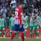 Los jugadores del Betis celebran el gol de Canales al fondo con Morata en primer plano.-AFP
