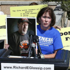 Nancy Vollertsen, con la foto de su hermano, Greg Wilhoit, quien pasó cinco años en el corredor de la muerte de Oklahoma antes de ser exonerado, por participar en una manifestación para detener la ejecución de Richard Glossip.-AP / SUE OGROCKI