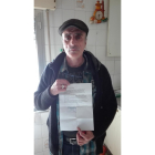 El ex seminarista Emiliano Álvarez, con la denuncia.-EL MUNDO