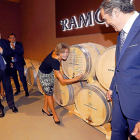 El presidente de la Junta, Juan Vicente Herrera, y la ministra de Agricultura, Isabel García Tejerina, en la nueva Bodega Ramón Bilbao.-J.M. LOSTAU