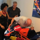 Toni Salom, abuelo del fallecido joven piloto mallorquín, besa, entre lágrimas, la moto de su nieto Luis, en la inauguración hoy de una exposición en Palma.-EMILIO PÉREZ DE ROZAS