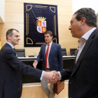 El secretario general de la Consejería de la Presidencia, José Manuel Herrero (I), comparece en la comisión del HUBU para explicar la participación de la Secretaría General de la Consejería de la Presidencia de la Junta en el expediente del HUBU.-ICAL