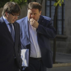 Puigdemont y Junqueras se dirigen, este marte, a la reunión del Govern.-DANNY CAMINAL