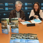 La presidenta de la Diputación, Ana Mª Asenjo(D), firma el convenio de colaboración con el presidente de la Asociación Adeco Canal de Castilla, Antonio Revilla Domínguez(I)-Ical