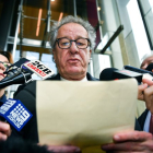 El actor Geoffrey Rush atiende a la prensa tras conocerse el fallo a su favor, en el Tribunal Supremo de Sídney.-EPA/AAP