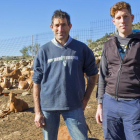 Luis Miguel Candil, natural de El Barraco (Ávila), es la cuarta generación de ganaderos de caprino. En la imagen aparece junto a su hijo Diego, en proceso de incorporación al sector.-ICAL