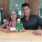Belén Sánchez y Alfonso del Caño, dueño del Corinto, con el premio-EL MUNDO