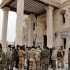 Soldados del Ejército sirio junto a militantes tras un combate en Palmira, cedida el pasado 24 de marzo.-EFE / SANA