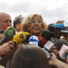 Manuela Carmena, este lunes, 25 de mayo, rodeada de periodistas.-Foto: AGUSTÍN CATALÁN