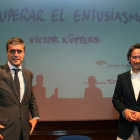 El consultor y formador Víctor Küppers (D) junto al director territorial de Caja España-Duero en Valladolid, Eduardo Luis López (I) antes de la charla programada por Caja España-Duero dirigida a empresarios y autónomos.-ICAL