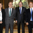 El presidente de la Junta de Castilla y León, Juan Vicente Herrera, se reúne en París con el responsable del Grupo Lactalis, Michel Nalet (D) y con el embajador de España en Francia, Ramón de Miguel y Egea (2I). Junto a ellos, la consejera de Agricultura-ICAL