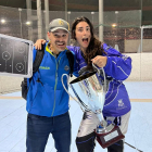Pablo Gomes y Ana Sierra con el título de Liga. / E. M.