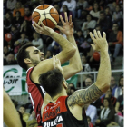 Federico se eleva en el partido de ayer para anotar un lanzamiento ante la oposición de Kapelan.-LOF
