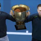 Rafael Nadal y Pablo Carreño posan con el trofeo del Abierto de China.-AP / NG HAN GUAN