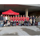 Presentación del equipo ciclista júnior del club, acomapañado por las personas que han formado parte del Tinlohi durante sus diez años de vida.-PABLO REQUEJO