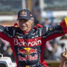 Carlos Sainz (Mini) celebra, con la bandera española en la mano, su tercera victoria en el Dakar.-
