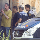 Ruiz hace unas indicaciones a los policías durante uno de los registros.-ISRAEL L. MURILLO