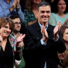 Pedro Sánchez y Dolores Delgado, en el acto electoral de este sábado en Madrid.-FERNANDO ALVARADO (EFE)