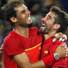 Rafael Nadal y Marc López se abrazan tras conquistar el oro olímpico en dobles.-EFE  / FERNANDO MAIA