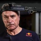 Carlos Sainz con el rostro desencajado, haciendo ejercicios para fortalecer su cuello.-RED BULLMEDIA