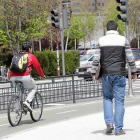 Un ciclista circula por el carril bici del centro de Valladolid-J.M.Lostau