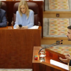 Ramón Espinar (Podemos) defiende la moción de censura en la Asamblea de Madrid contra la presidenta, Cristina Cifuentes (PP).-JOSÉ LUIS ROCA