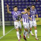 Jose (29) celebra su gol al Mirandés junto a Míchel (21) y Mata.-J.M.LOSTAU