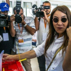 Salwa Karoui, esposa de un candidato a las presidenciales encarcelado, deposita su voto en Túnez.-RIADH DRIDI (AP)